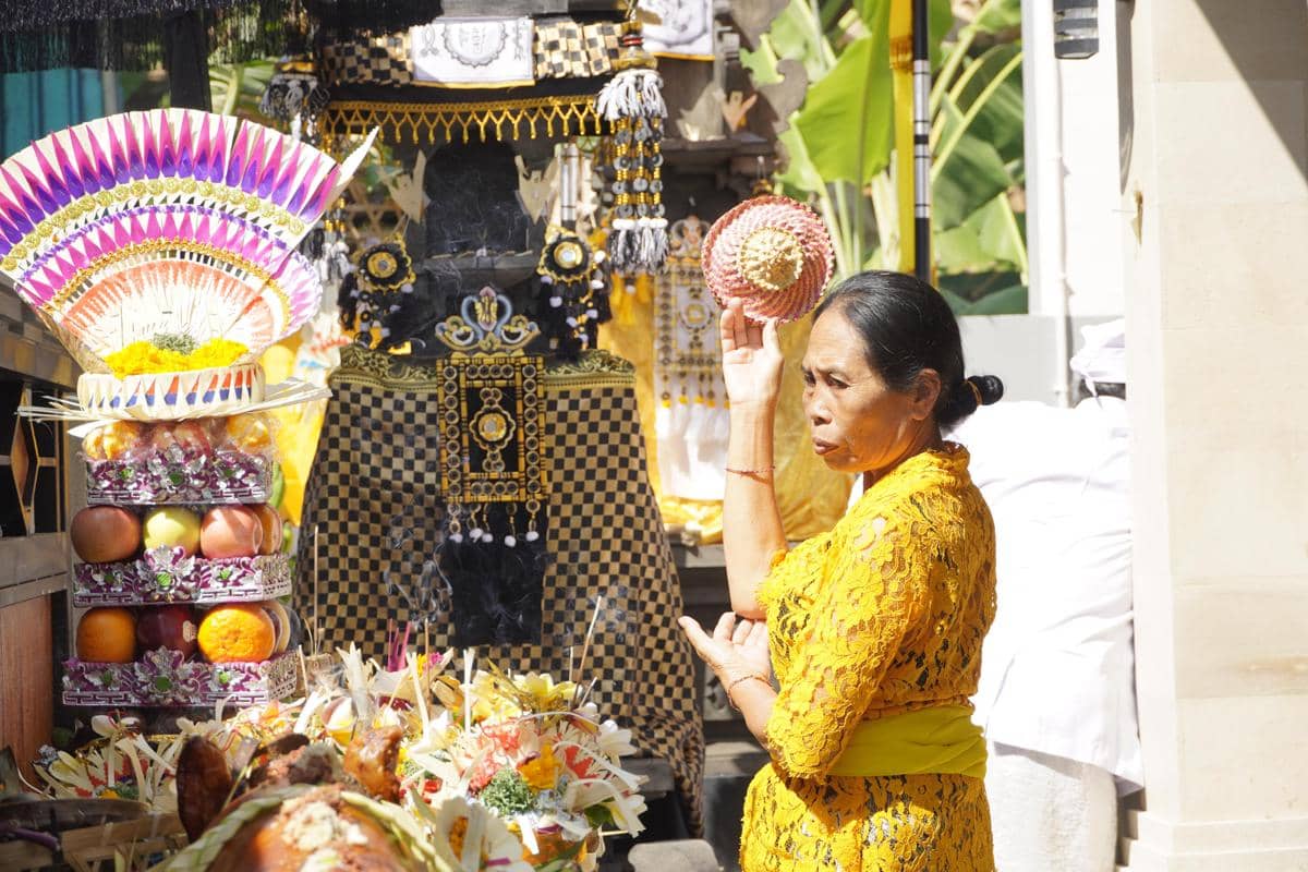 Aktivitas Wanita Bali dalam Upacara Adat