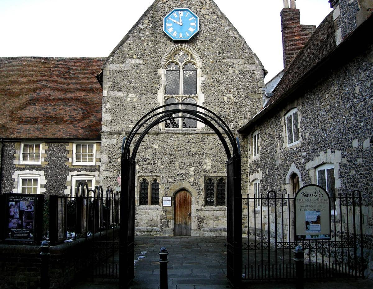 Tampak luar Museum Canterbury, bangunan bata bergaya klasik yang memiliki galeri khusus tokoh Rupert Bear.