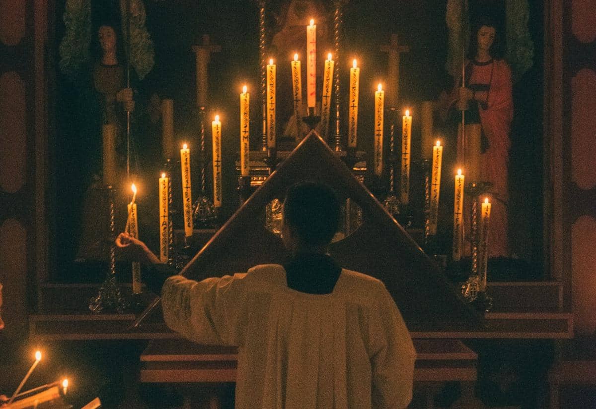 Seorang pendeta sedang berada di gereja.