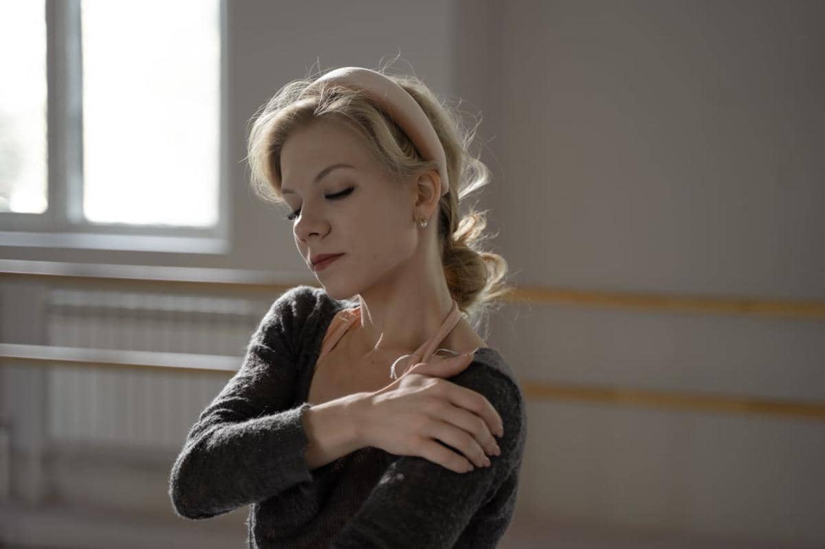 ilustrasi bando untuk wajah berbentuk hati