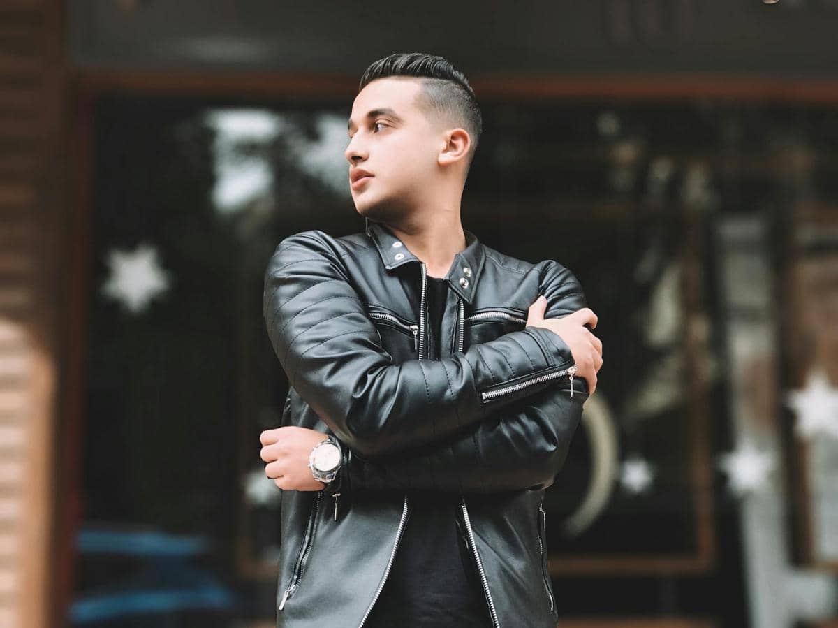 ilustrasi pria memakai jaket kulit berwarna hitam