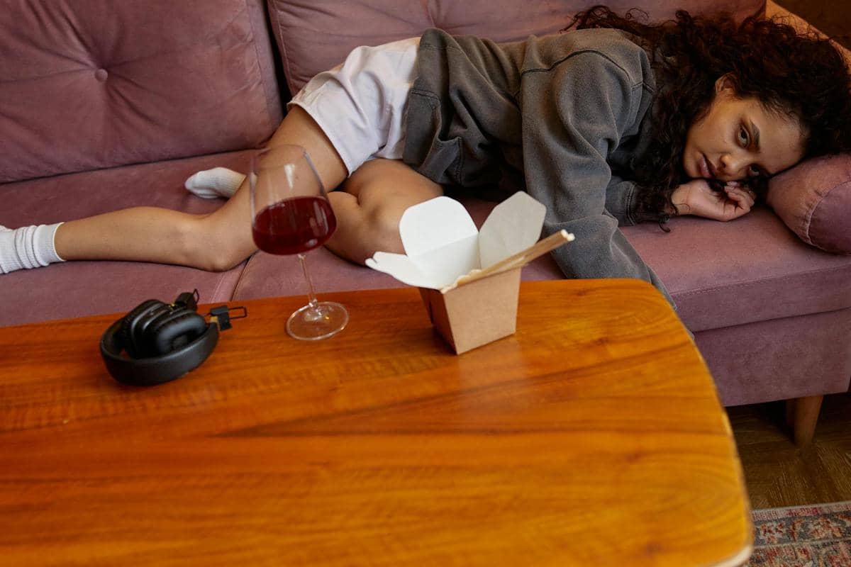 Seorang perempuan kehabisan energi sosial.