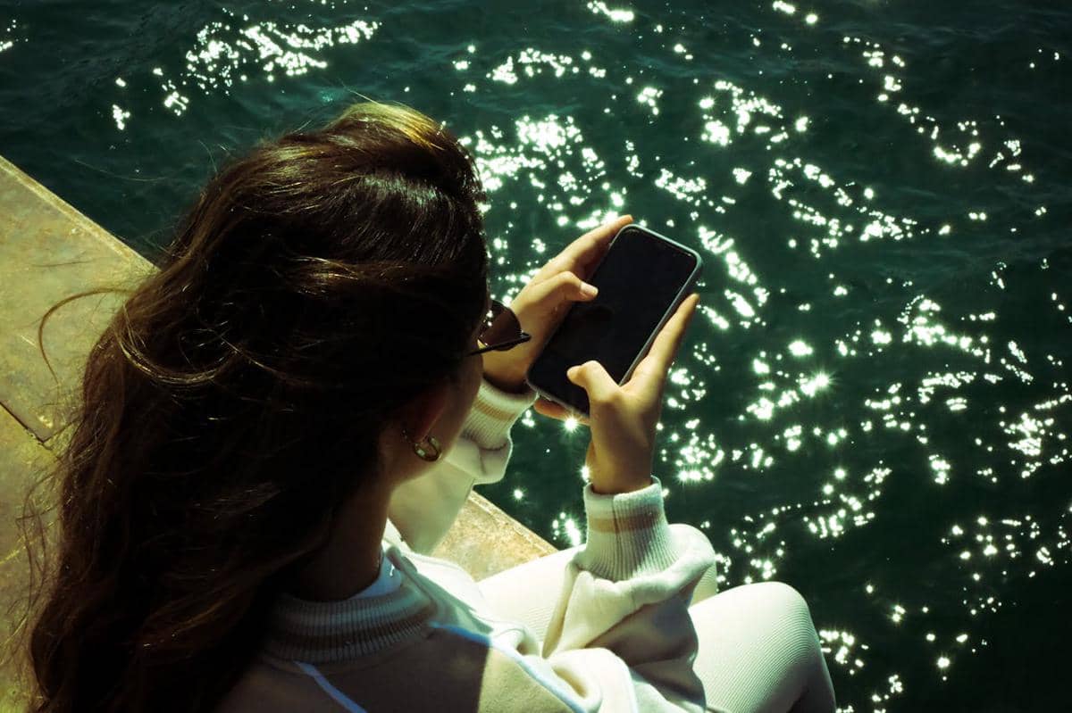 illustrasi detox media sosial 