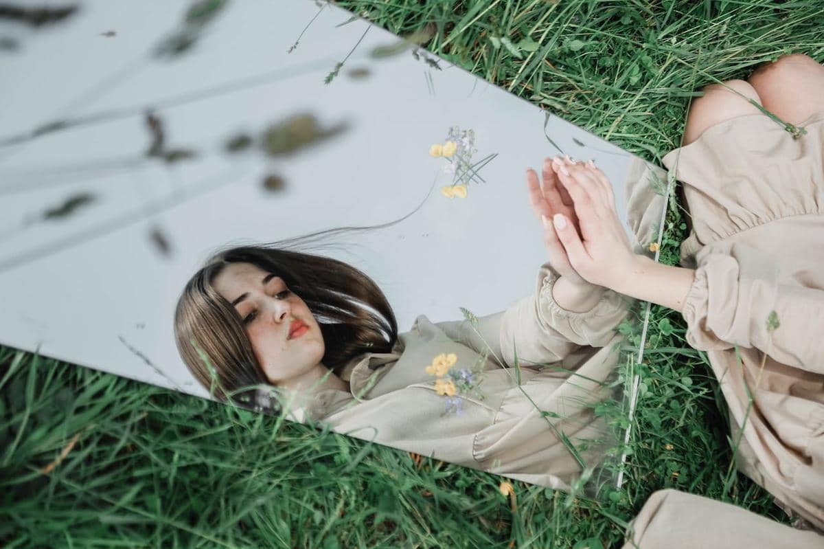 illustrasi seseorang sedang berkaca 