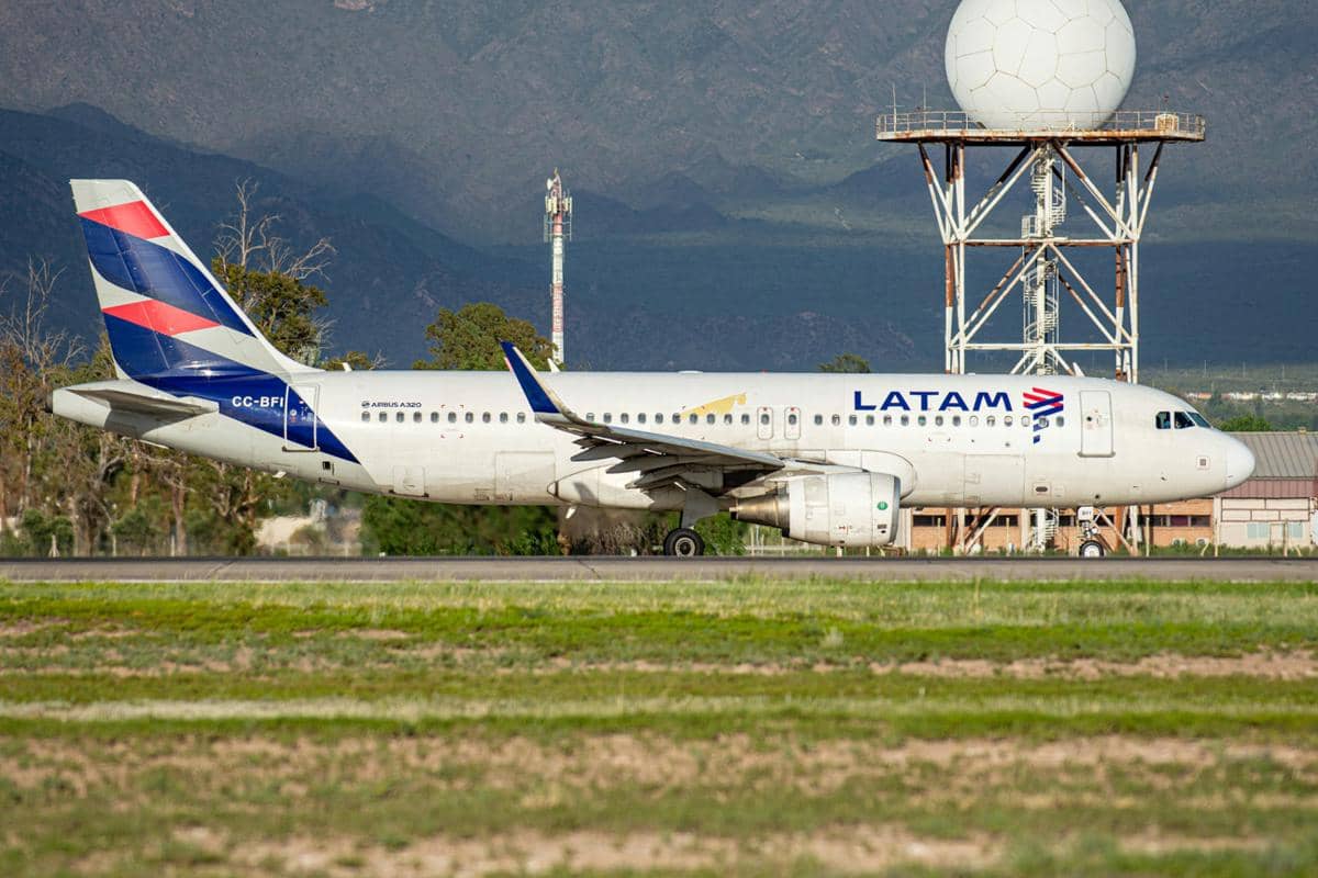 ilustrasi pesawat terbang ke Patagonia (pexels.com/Franco Monsalvo)