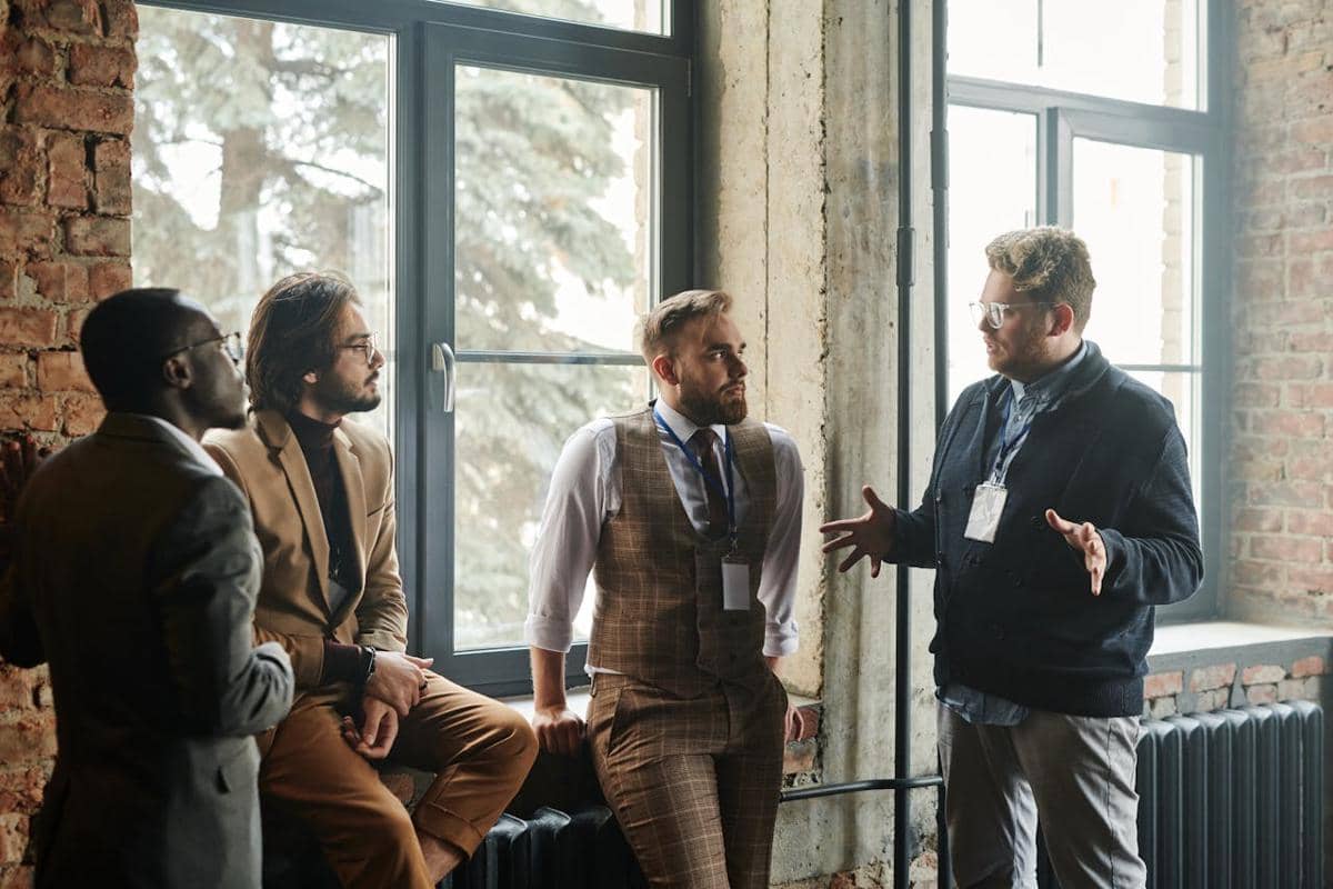 5 MBTI Cowok yang Paling Jago Networking, Relasinya di Mana-mana!