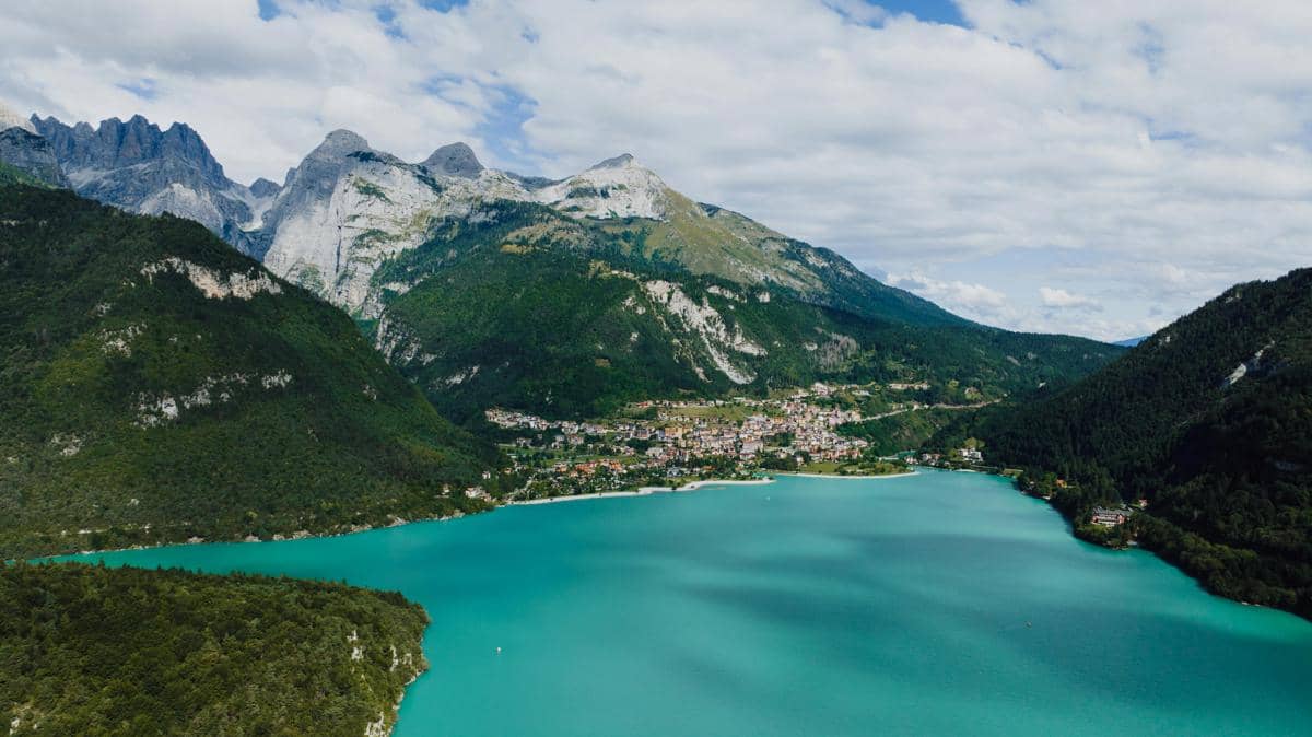 lanskap Danau Molveno terbentuk dari peristiwa longsor yang membendung lembah di sekitarnya.