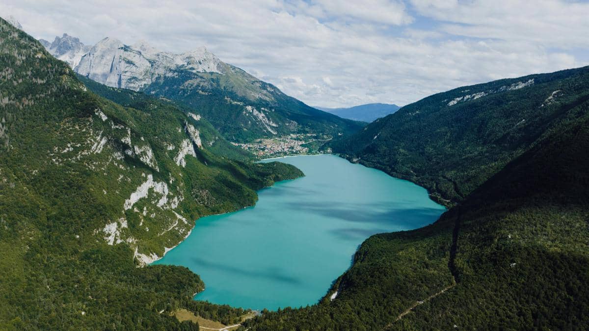 Danau Molveno yang berada di kaki Dolomites, dikelilingi lanskap pegunungan yang khas.