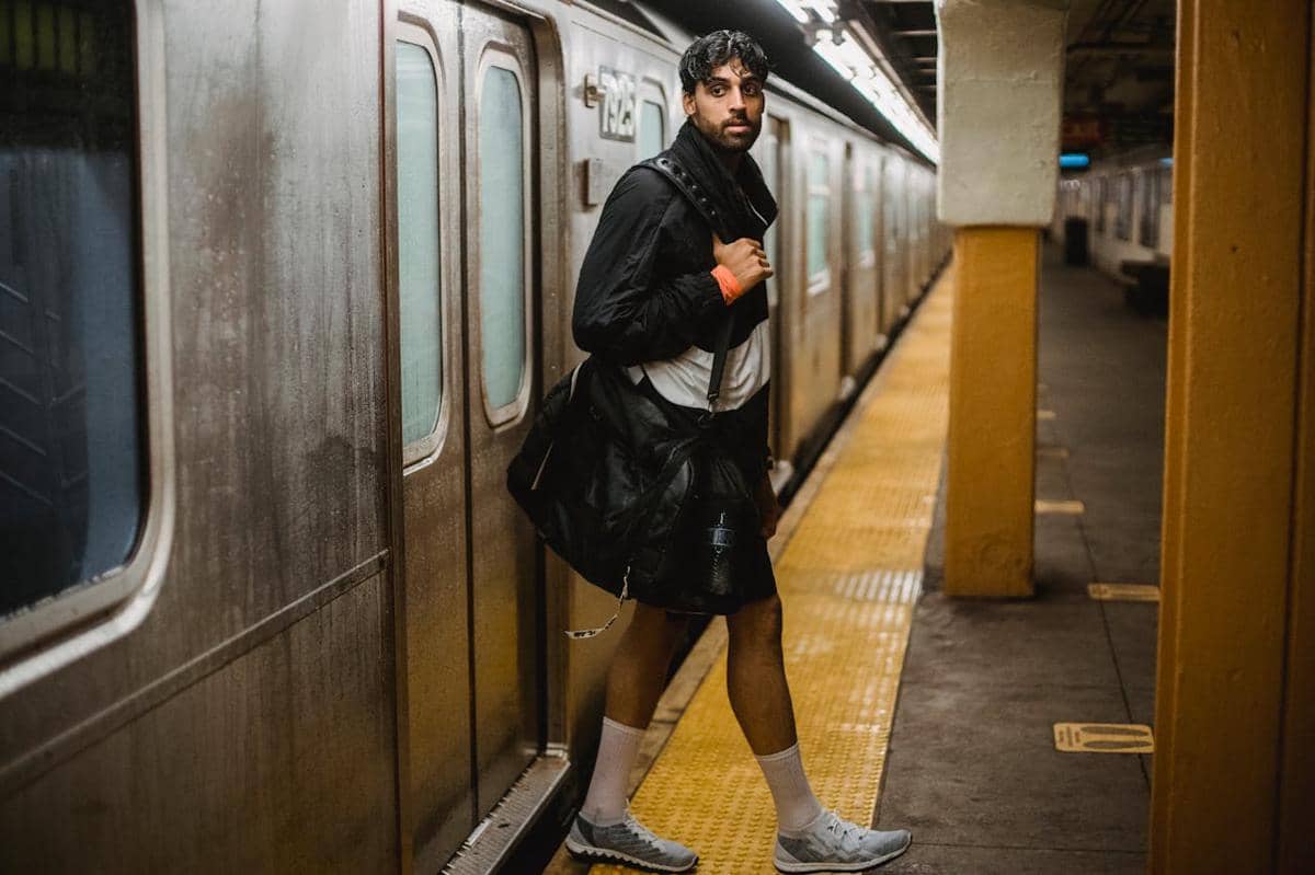 ilustrasi pria dengan tas gym