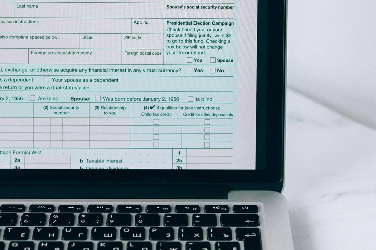 Ilustrasi bukti bayar pajak motor dalam bentuk digital.