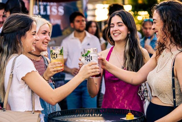 ilustrasi sekelompok perempuan