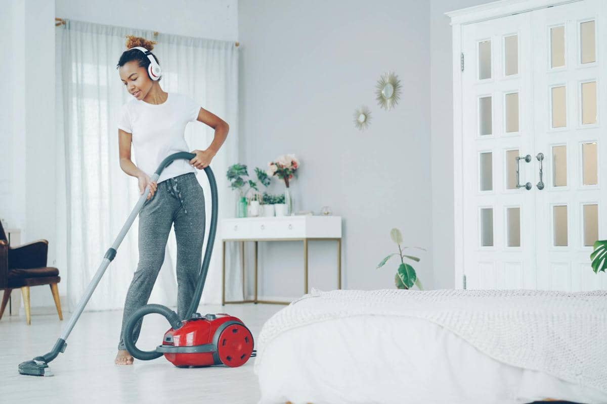 menggunakan penyedot debu