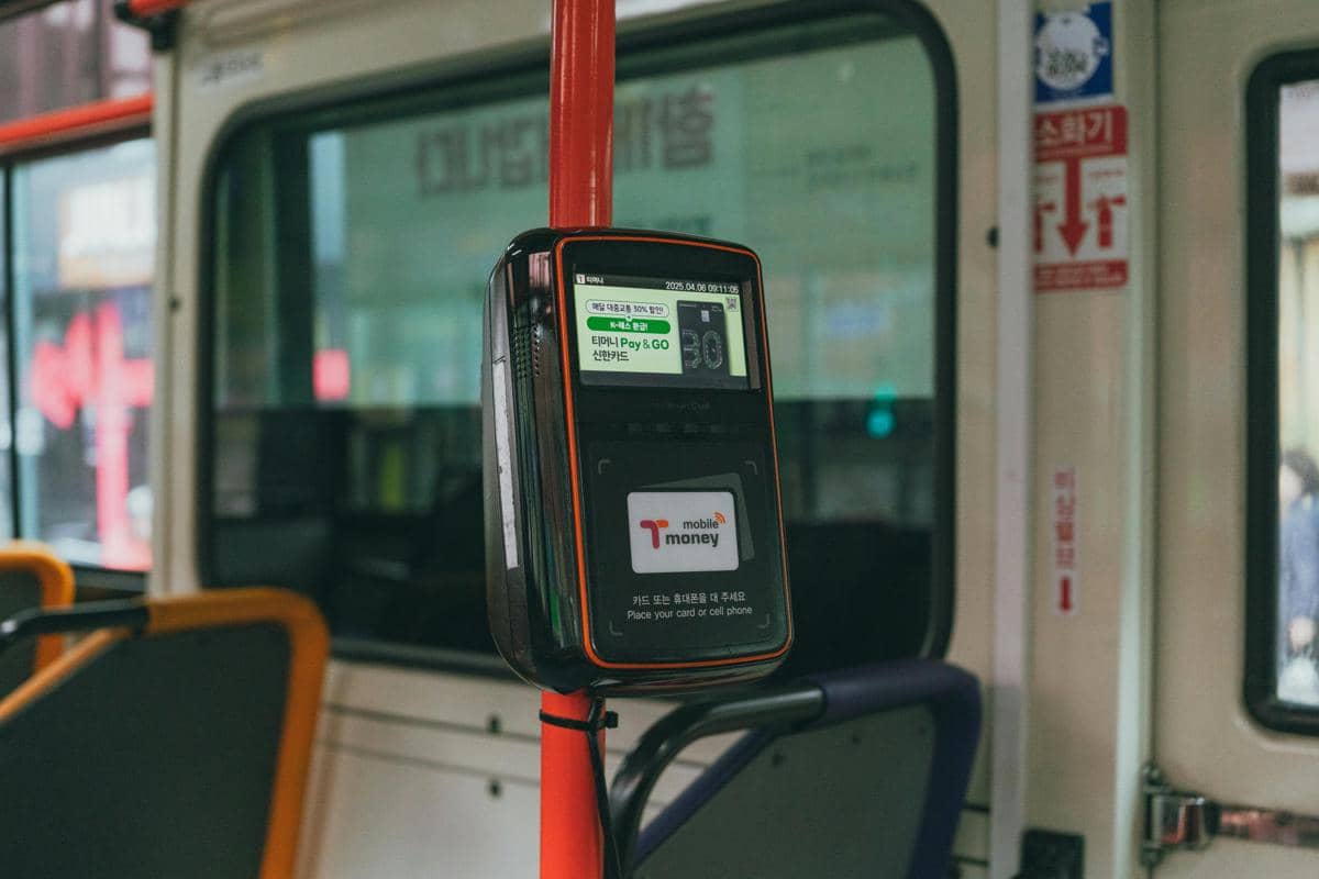 Ilustrasi pembayaran transportasi dengan QRIS dan e-money.