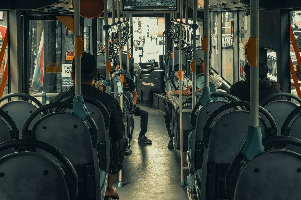 Ilustrasi interior bus Trans Jatim dengan fasilitas lengkap.