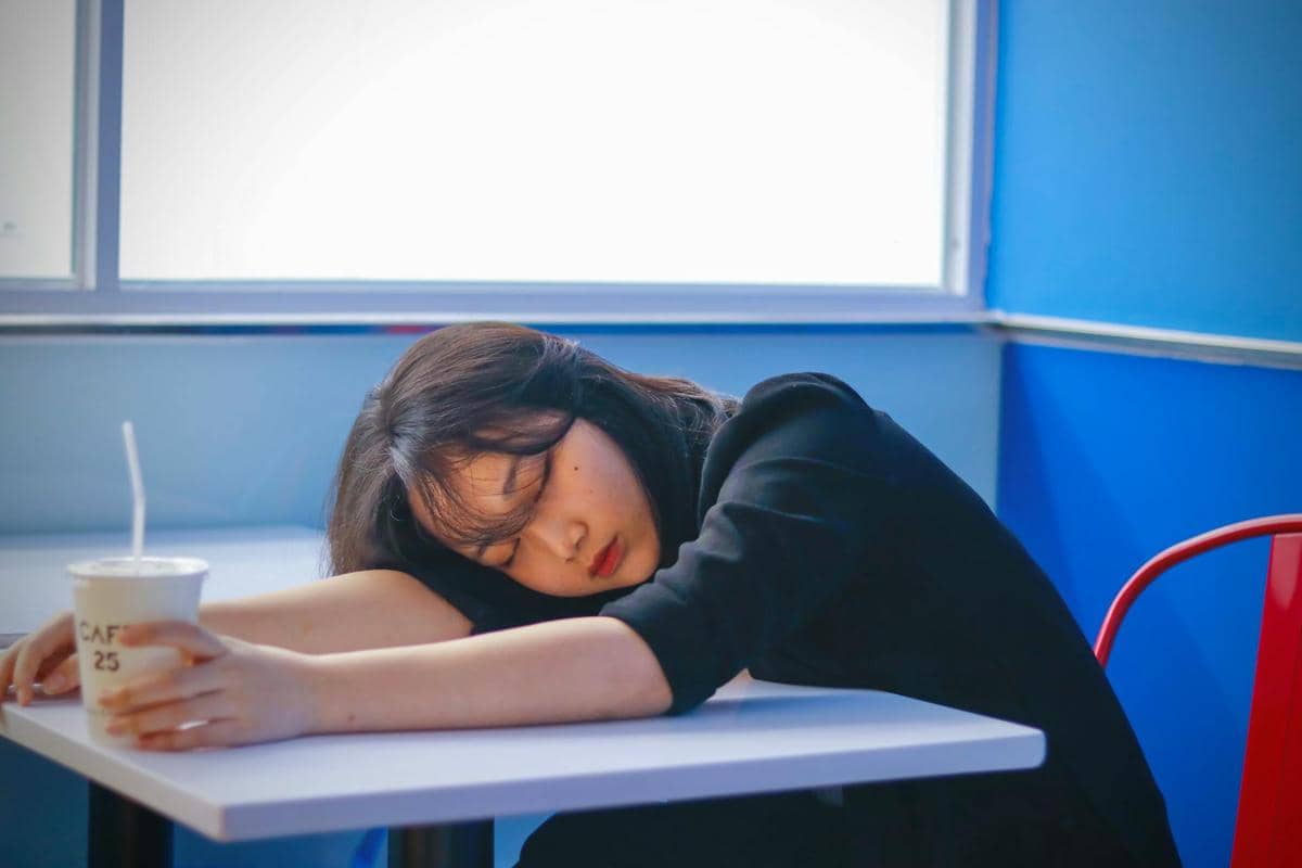 Seorang perempuan kehabisan energi sosial.