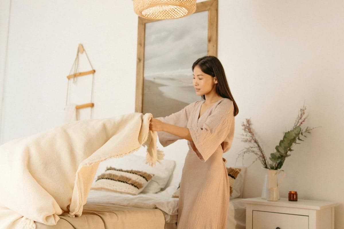 merapikan tempat tidur