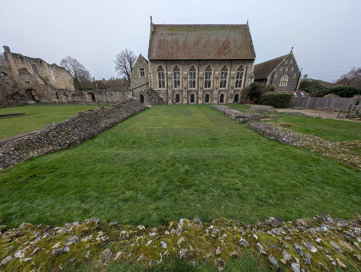 Potret ruang makan di Biara Santo Agustinus, Canterbury, dengan suasana arsitektur biara bersejarah di Inggris.