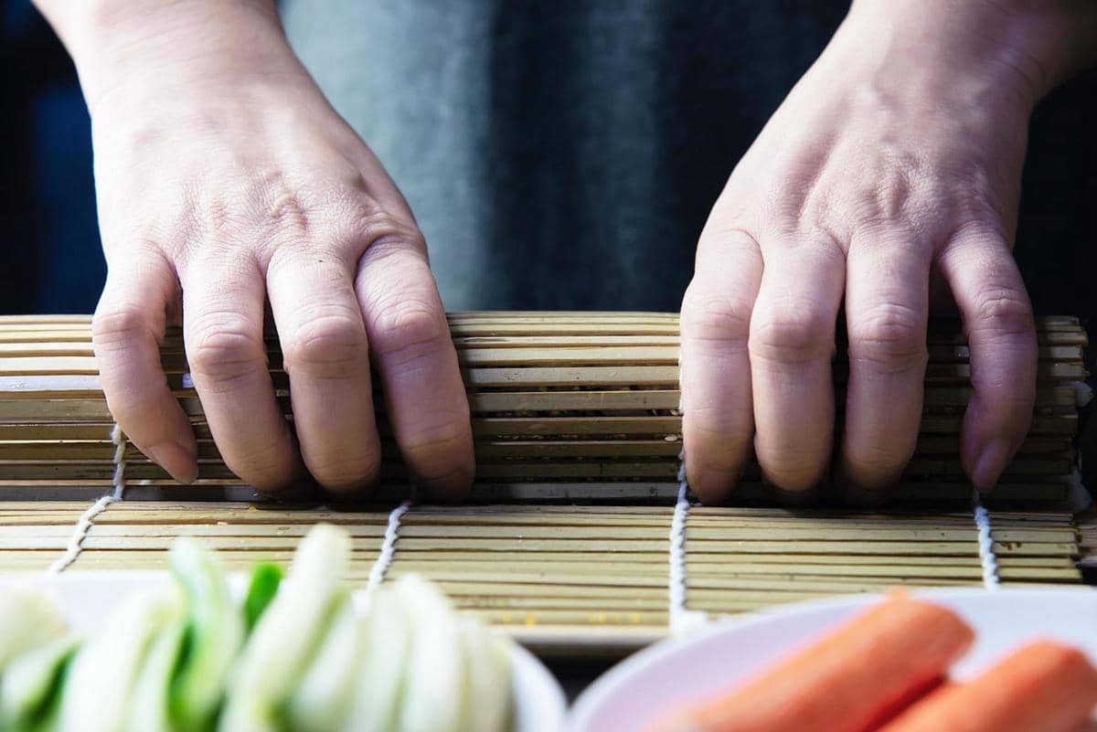 ilustrasi cara membuat sushi burrito