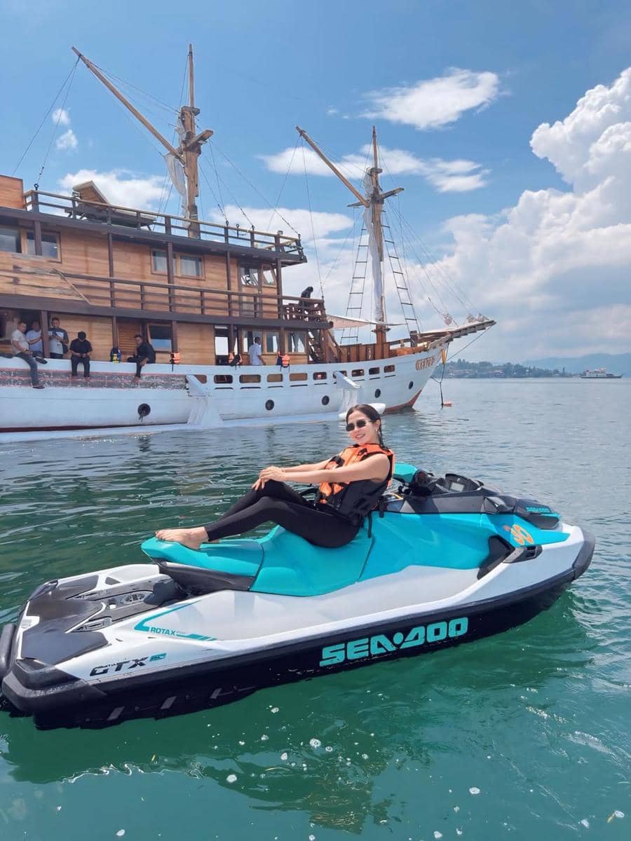 Denny Caknan dan Bella Bonita liburan di Pulau Samosir