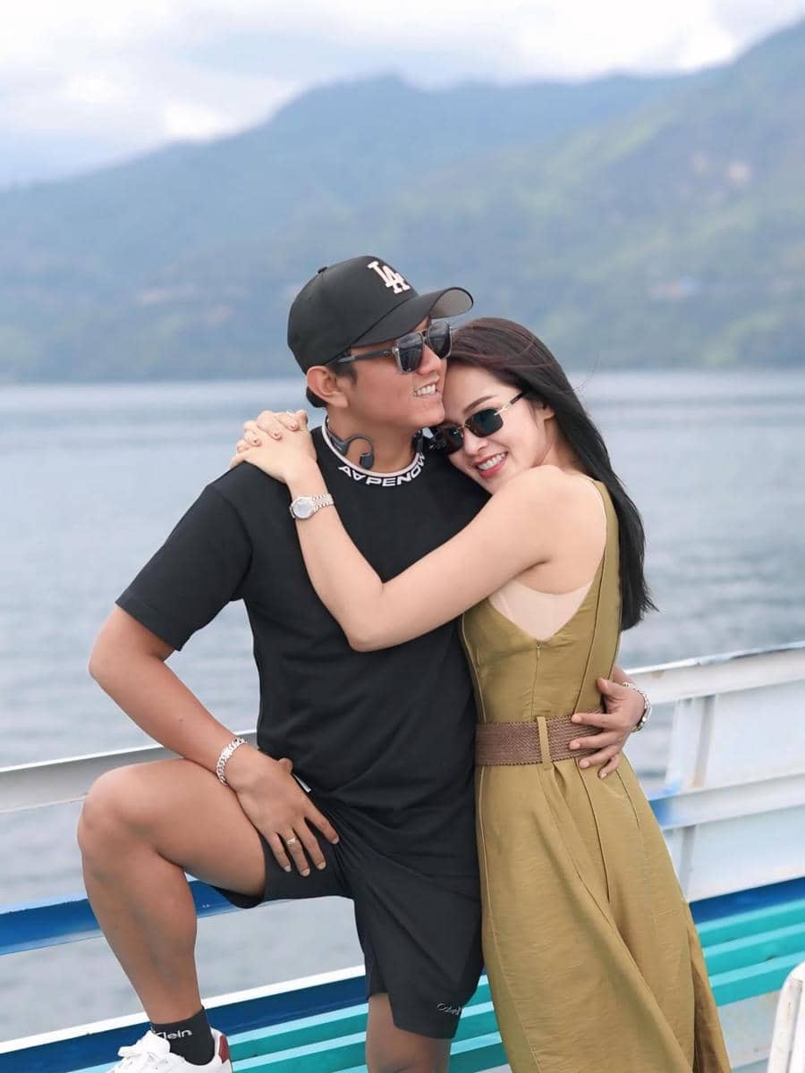 Denny Caknan dan Bella Bonita liburan di Pulau Samosir