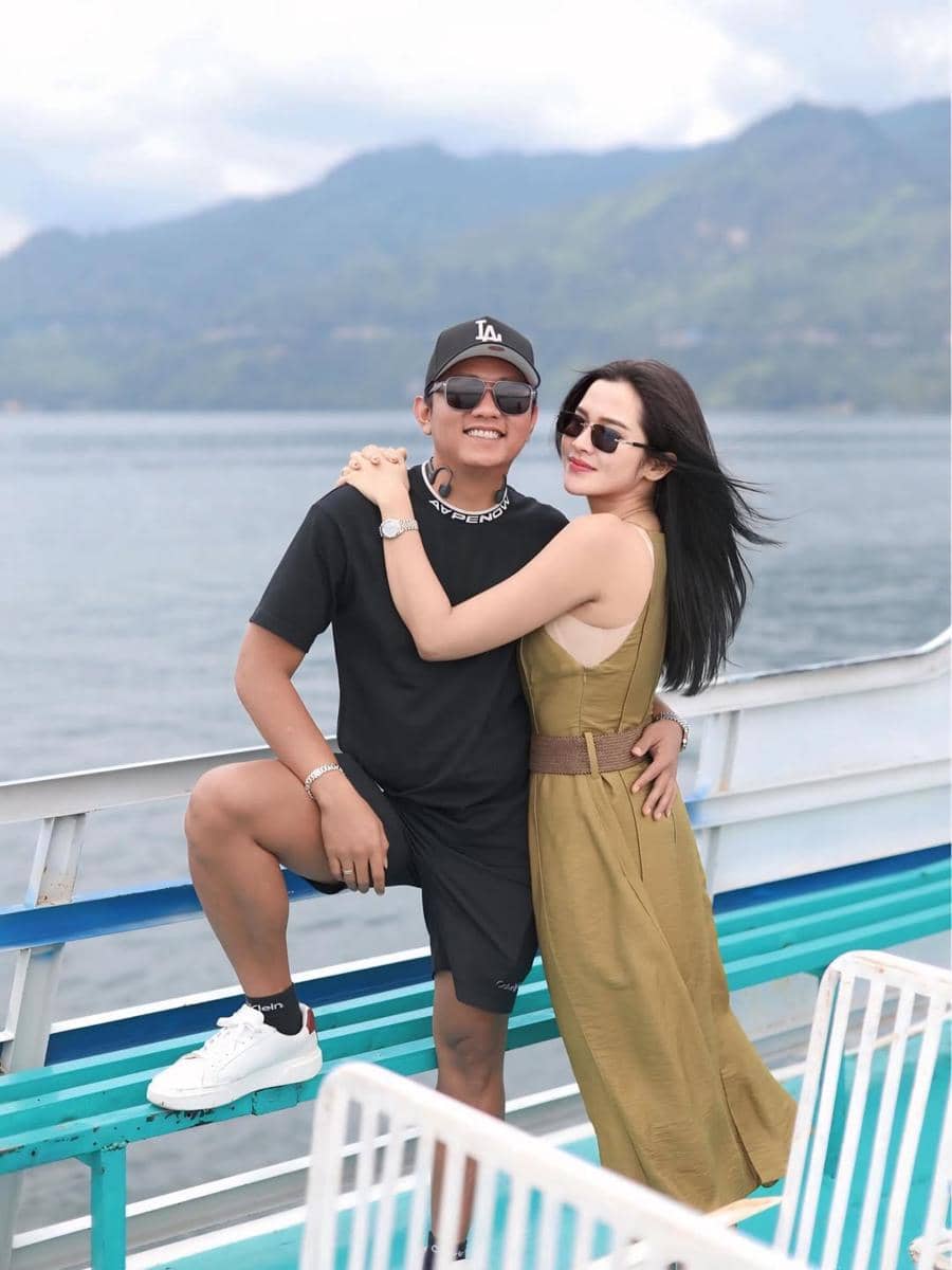 Denny Caknan dan Bella Bonita liburan di Pulau Samosir