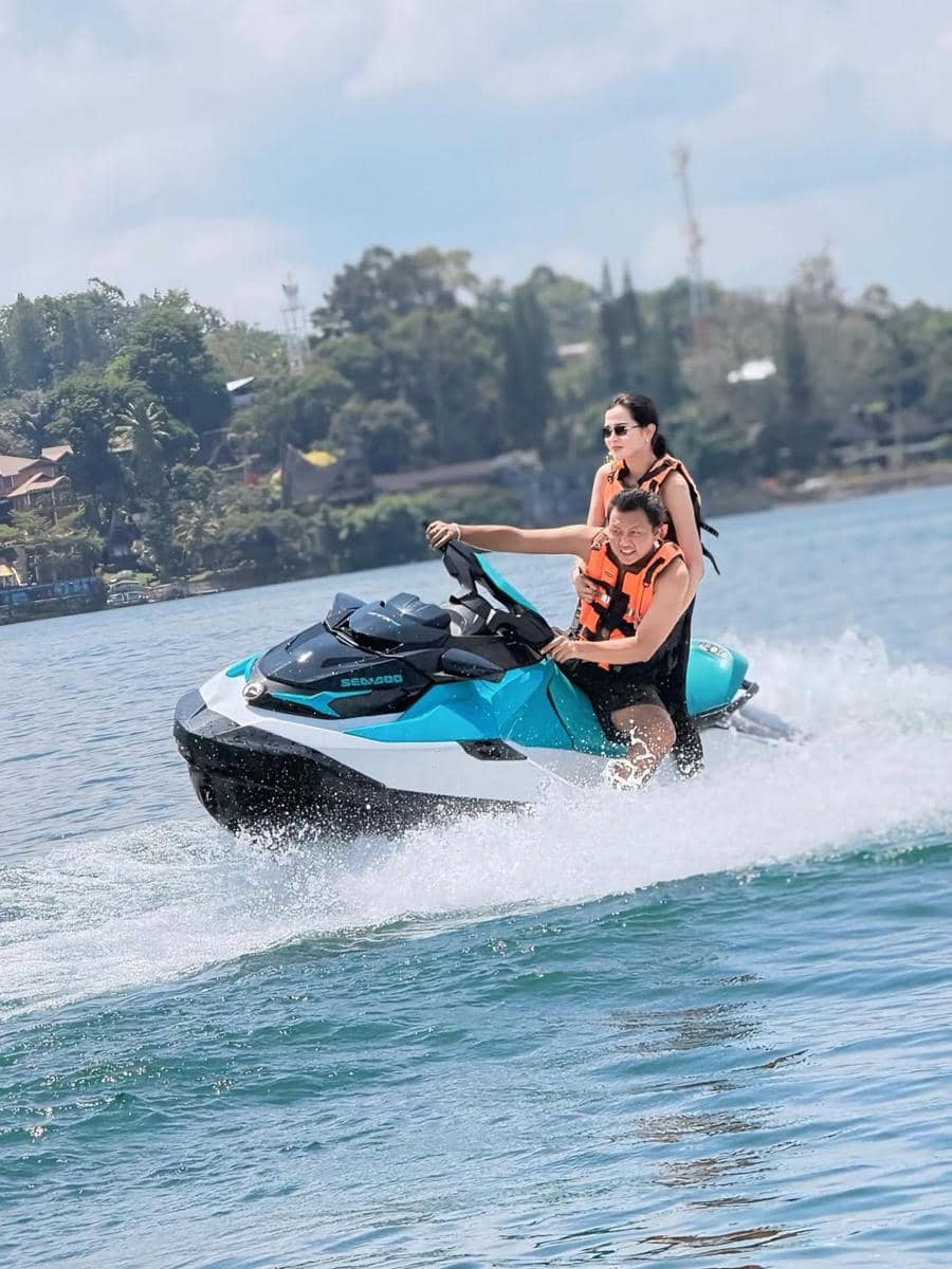 Denny Caknan dan Bella Bonita liburan di Pulau Samosir