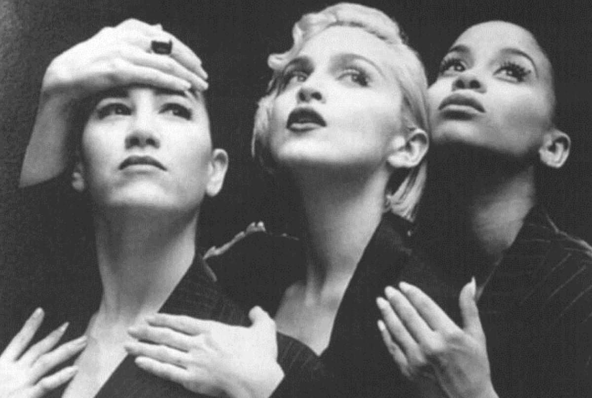 Madonna (tengah) dalam musik video "Vogue" 