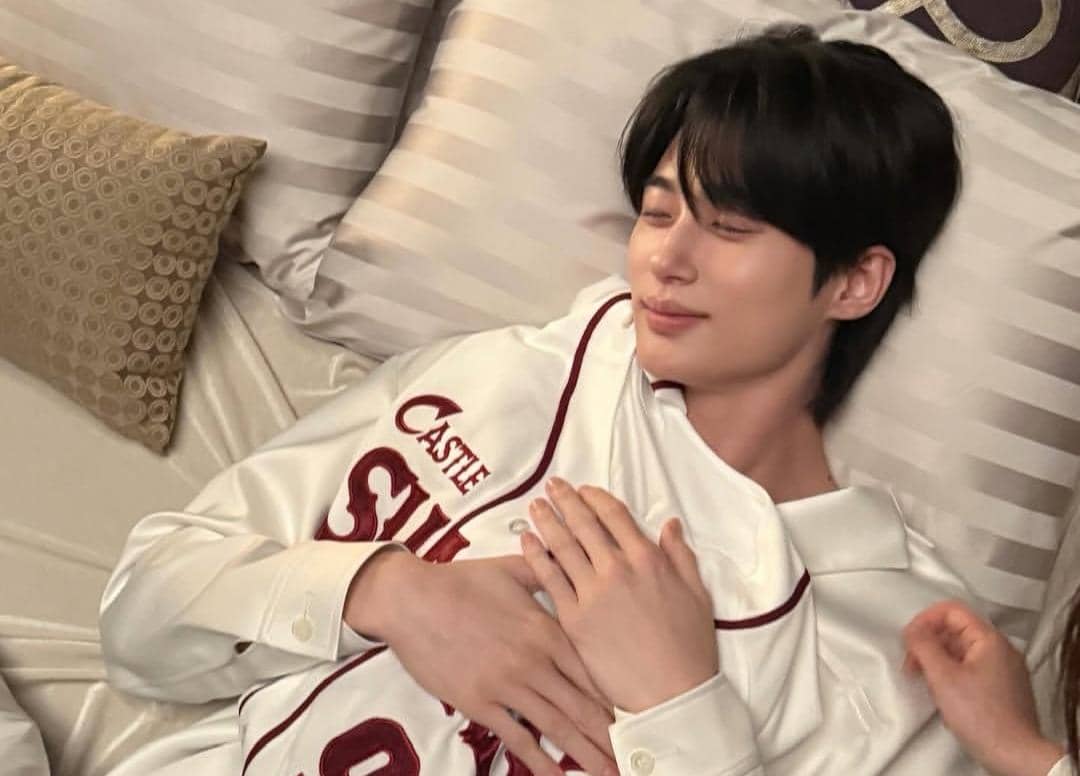 Byeon Woo Seok di drama Perfect Crown