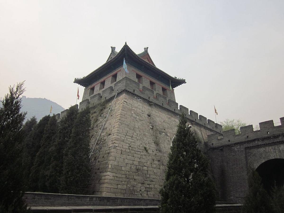 Menara pengawas di bagian Juyong Pass dari Tembok Besar Tiongkok. 