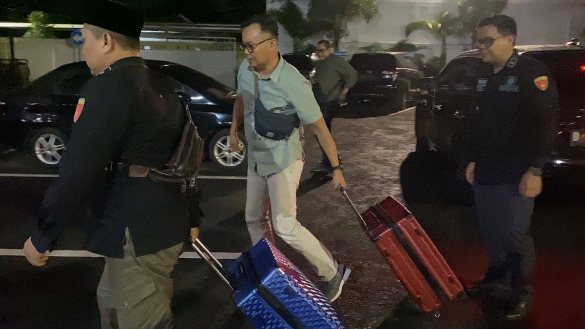 Kejari Sita Dua Koper Dokumen Bukti Korupsi di Kantor Disnaker Cimahi