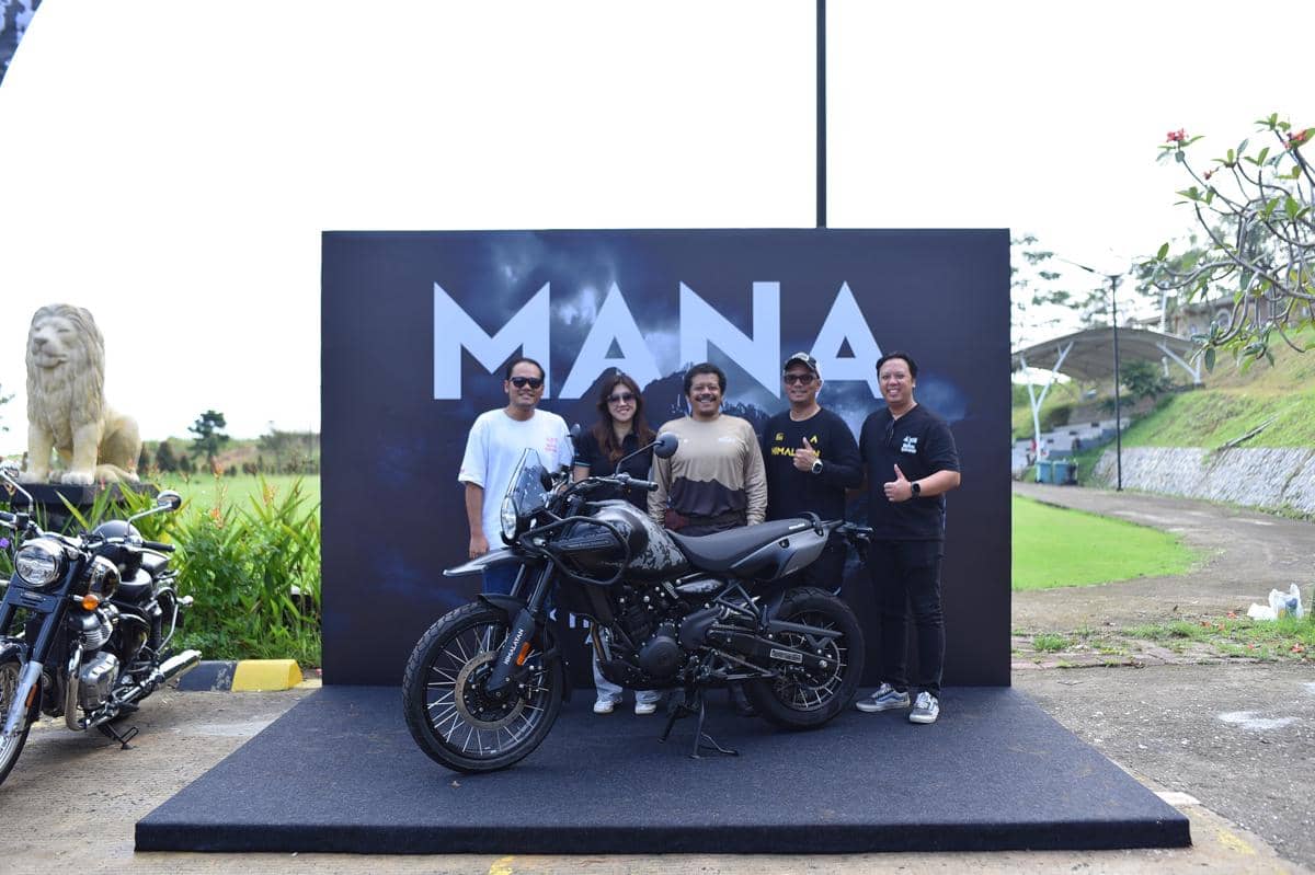 Lima orang berpose di depan motor Royal Enfield Himalayan Mana Black pada acara peluncuran dengan latar bertuliskan MANA.