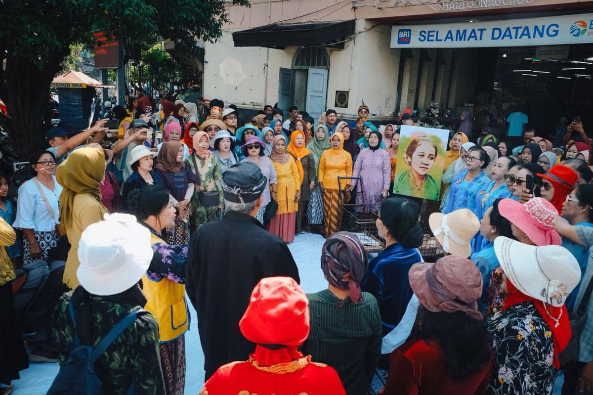Wakil Walikota Solo Rayakan Hari Kartini Bareng Buruh Gendong di Pasar