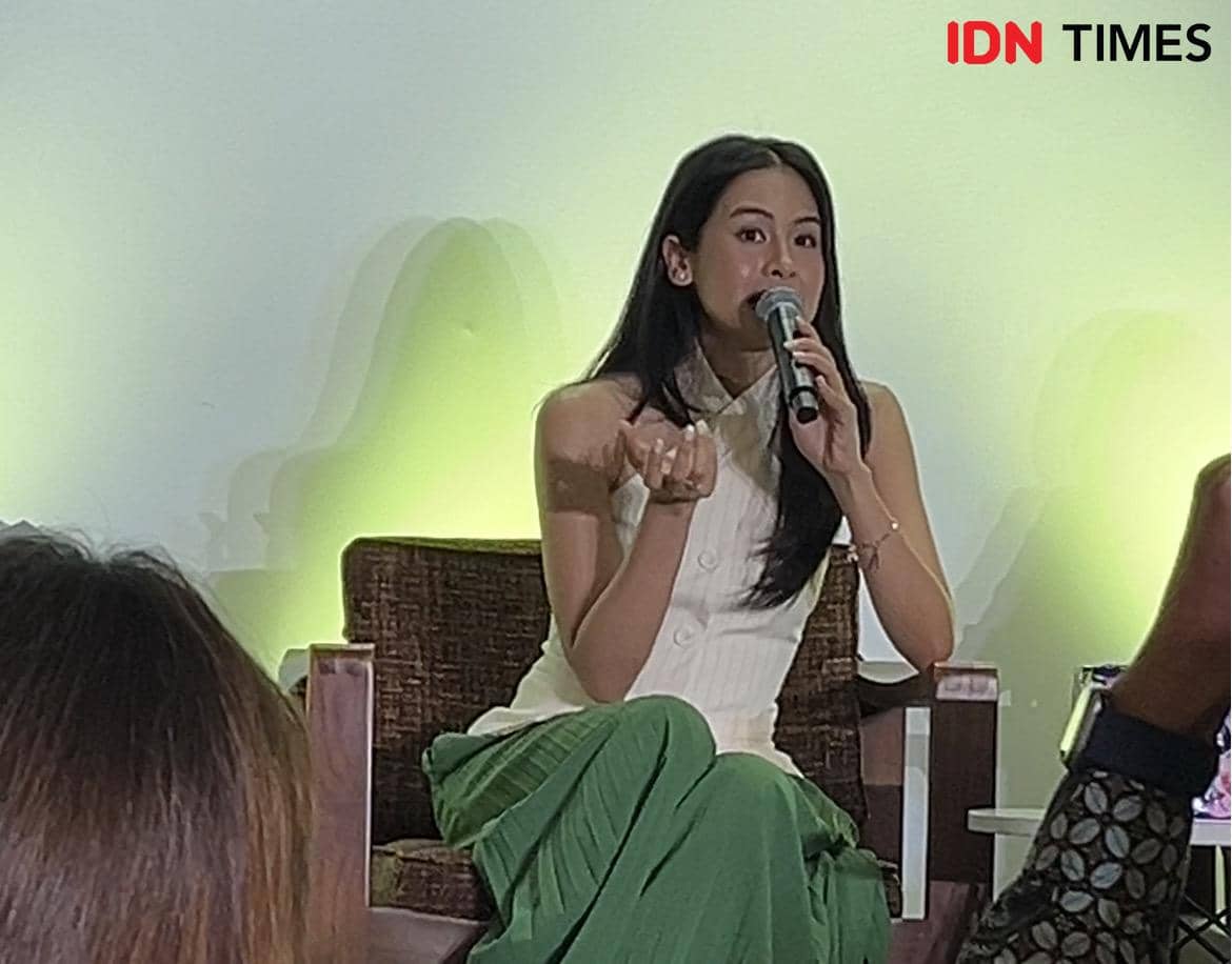 Seorang perempuan berbicara memegang mikrofon saat acara peluncuran kampanye Comfort Made Together oleh Laurier di Jakarta Pusat.