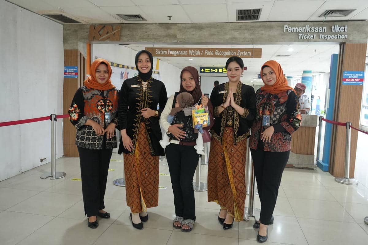 Hari Kartini, Karyawati Kereta Api Pakai Baju Adat