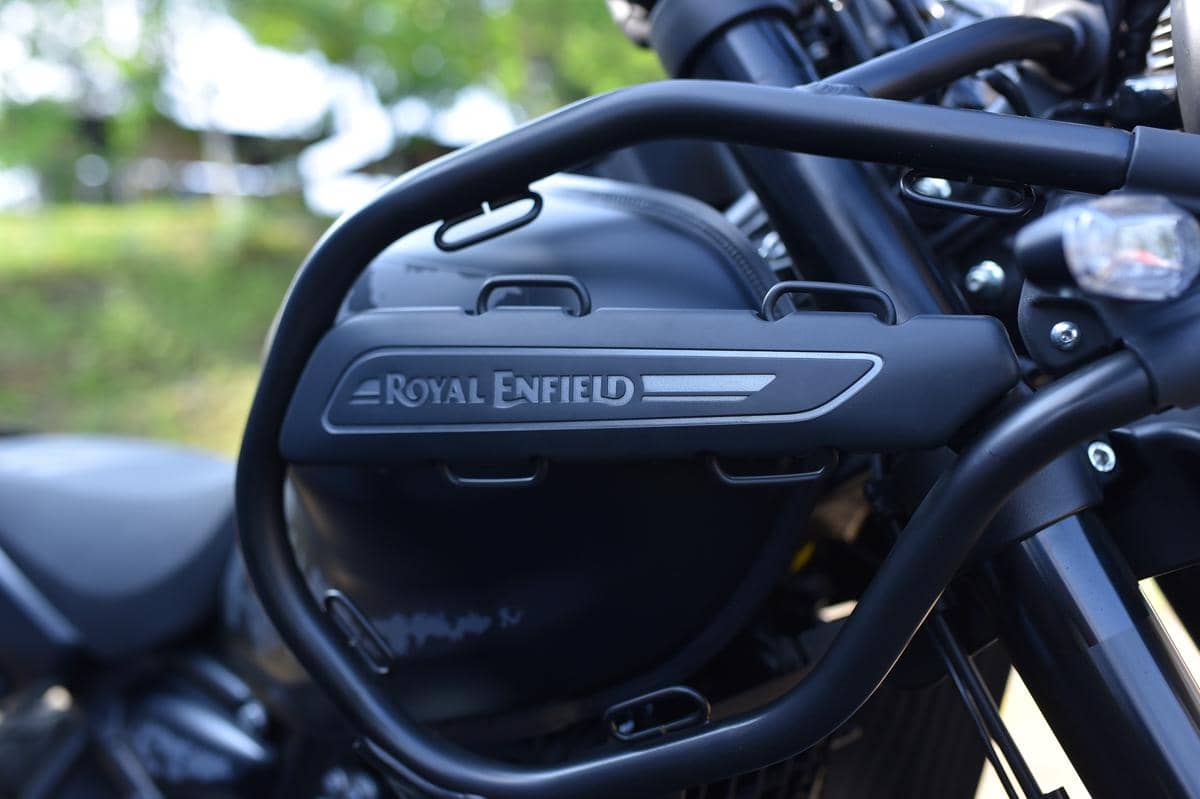 Detail close-up motor Royal Enfield Himalayan Mana Black dengan pelindung mesin dan rangka berwarna hitam matte.
