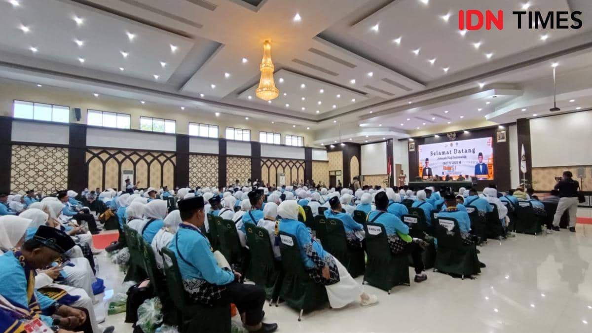 Jemaah haji kloter pertama Embarkasi Makassar mengenakan seragam biru mengikuti prosesi pelepasan di Aula Arafah Asrama Haji Sudiang.
