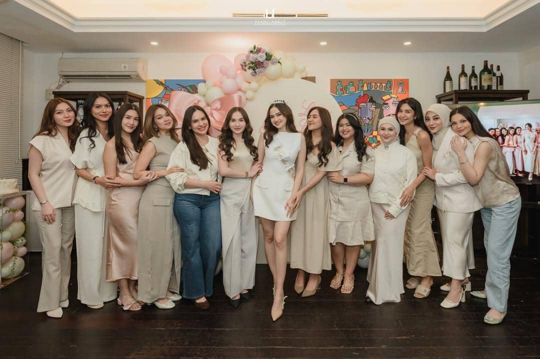 8 Ide Gaya Bestie Syifa Hadju di Acara Bridal Shower, Tone Netral