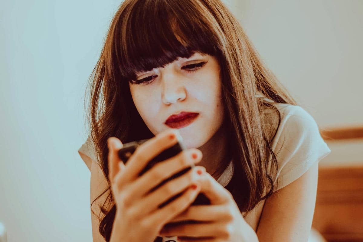 Kenapa Overthinking Makin Parah di Era Media Sosial? 