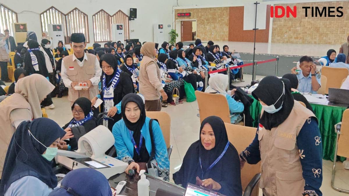 Suasana Asrama Haji Pondok Gede Jakarta Timur kedatangan jemaah haji kloter pertama, Selasa (21/4/2026).