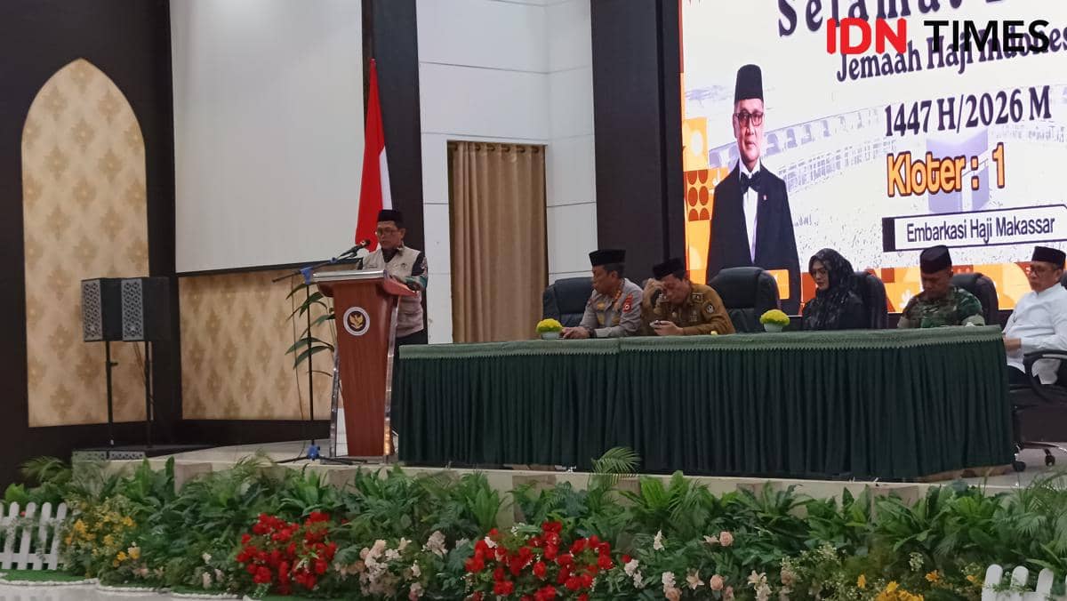 Seorang pejabat memberikan sambutan di podium saat acara pelepasan jemaah calon haji kloter pertama Embarkasi Makassar di Aula Arafah Asrama Haji Sudiang.