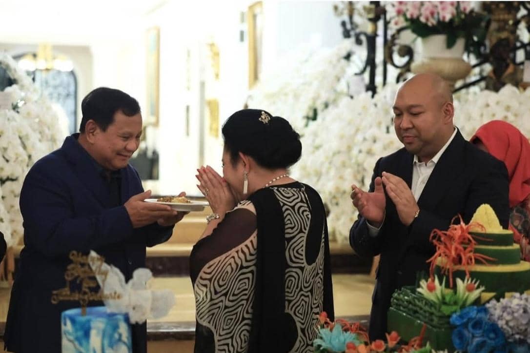 Momen Prabowo Rayakan Ulang Tahun Titiek Soeharto