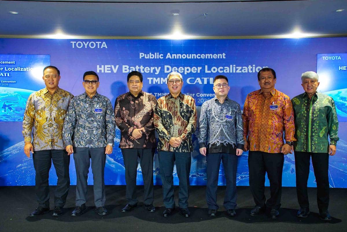 Sejumlah eksekutif dan perwakilan Toyota berfoto bersama di acara pengumuman kerja sama lokaliasi baterai HEV di Jakarta.