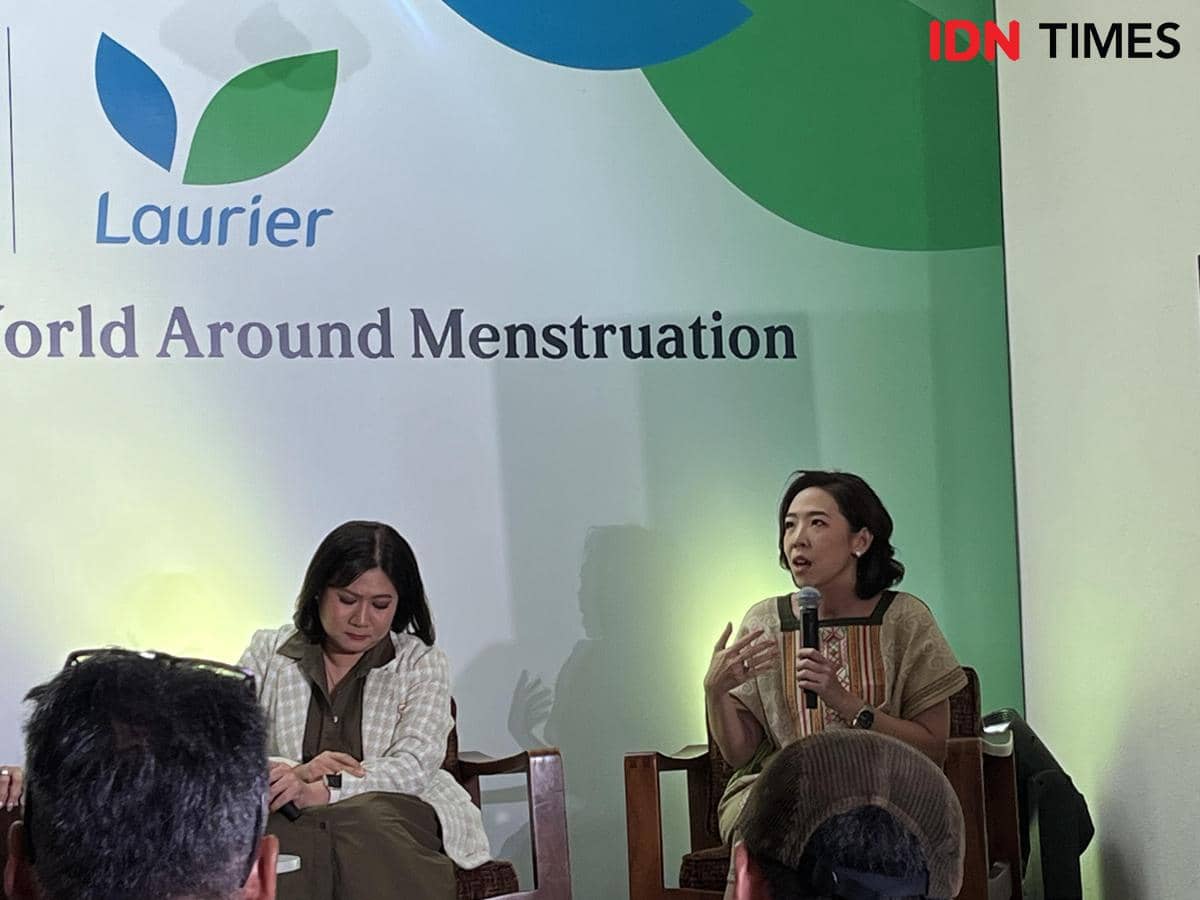 Dua pembicara duduk di atas panggung saat peluncuran kampanye Comfort Made Together oleh Laurier di Silk Bistro Menteng, Jakarta Pusat.