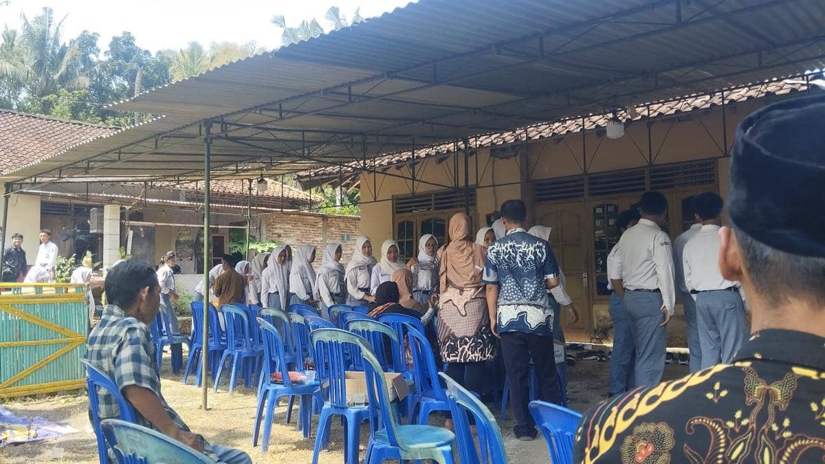 Teman-teman korban melayat di rumah duka Ilham pada Senin (20/4/2026).