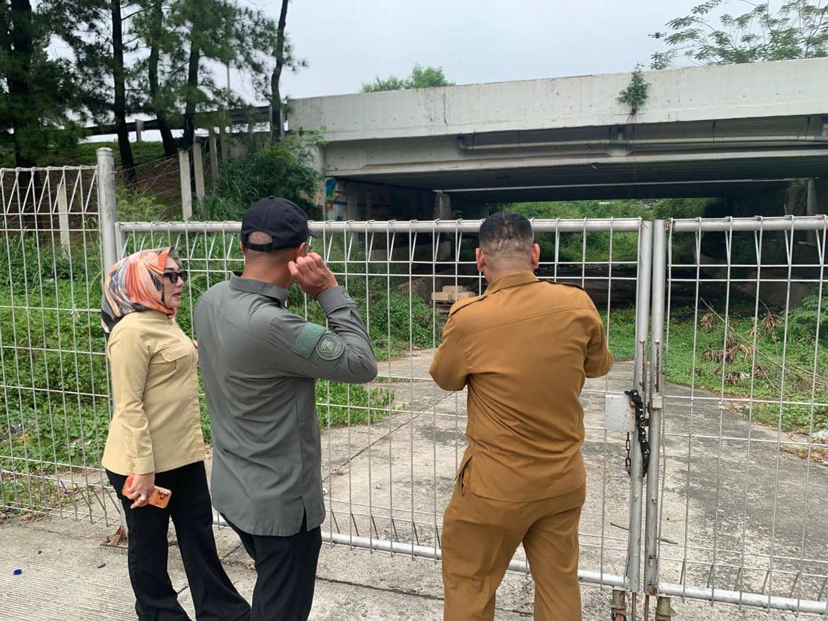 Tiga orang anggota DPRD Tangsel meninjau area berpagar di bawah jembatan di Tangerang Selatan, membahas zonasi yang tidak sesuai fungsi.