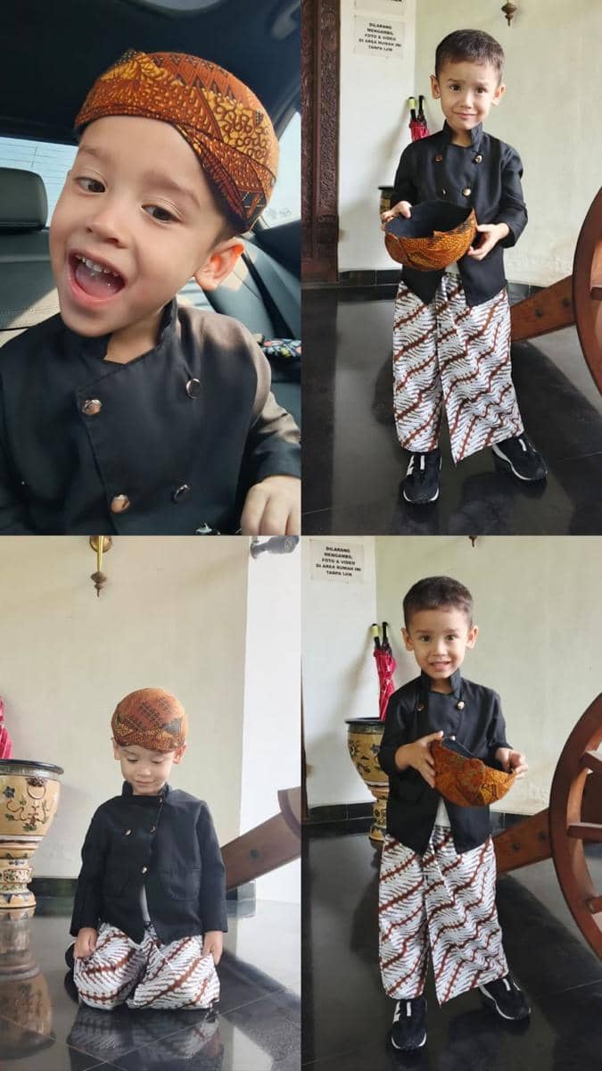 Anak Yasmine Wildblood mengenakan pakaian adat Jawa lengkap dengan blangkon dan jarik batik saat merayakan Hari Kartini.