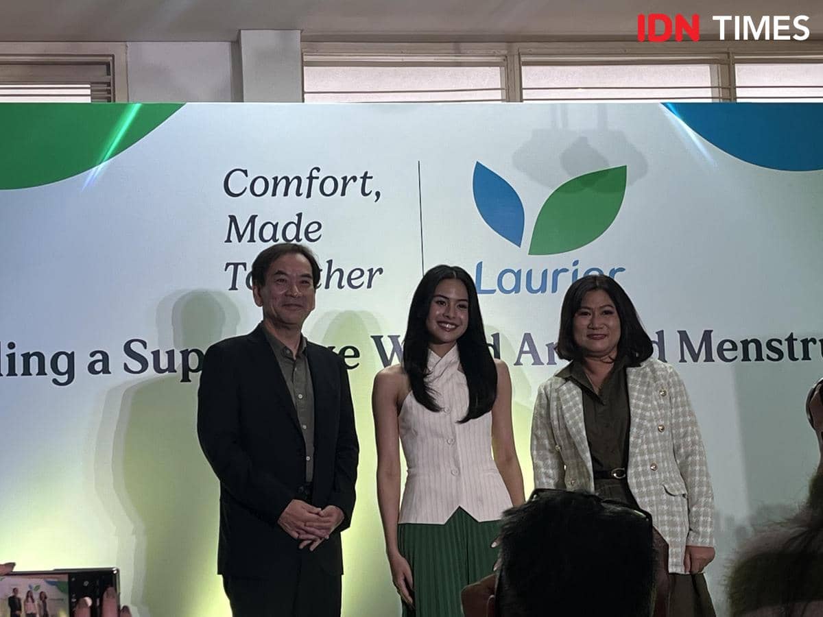 Tiga orang berpose di depan latar bertuliskan Comfort Made Together dan logo Laurier saat peluncuran kampanye di Jakarta Pusat.