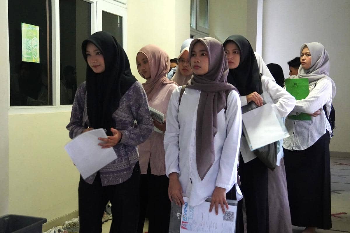 Peserta ujian mengantre memasuki ruang ujian (Foto: Dok UNP)