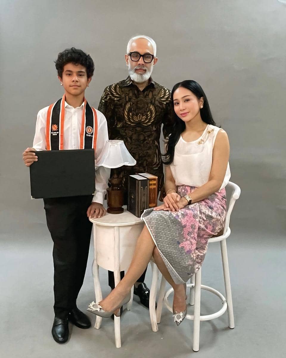 Keluarga Bunga Zainal berpose bersama di studio dengan latar abu-abu.