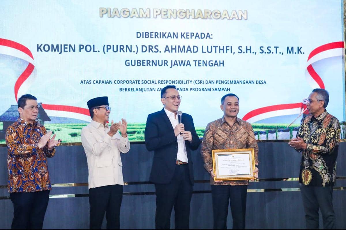 Ahmad Luthfi Terima Penghargaan Pengelolaan Sampah dari Kemendes PDT